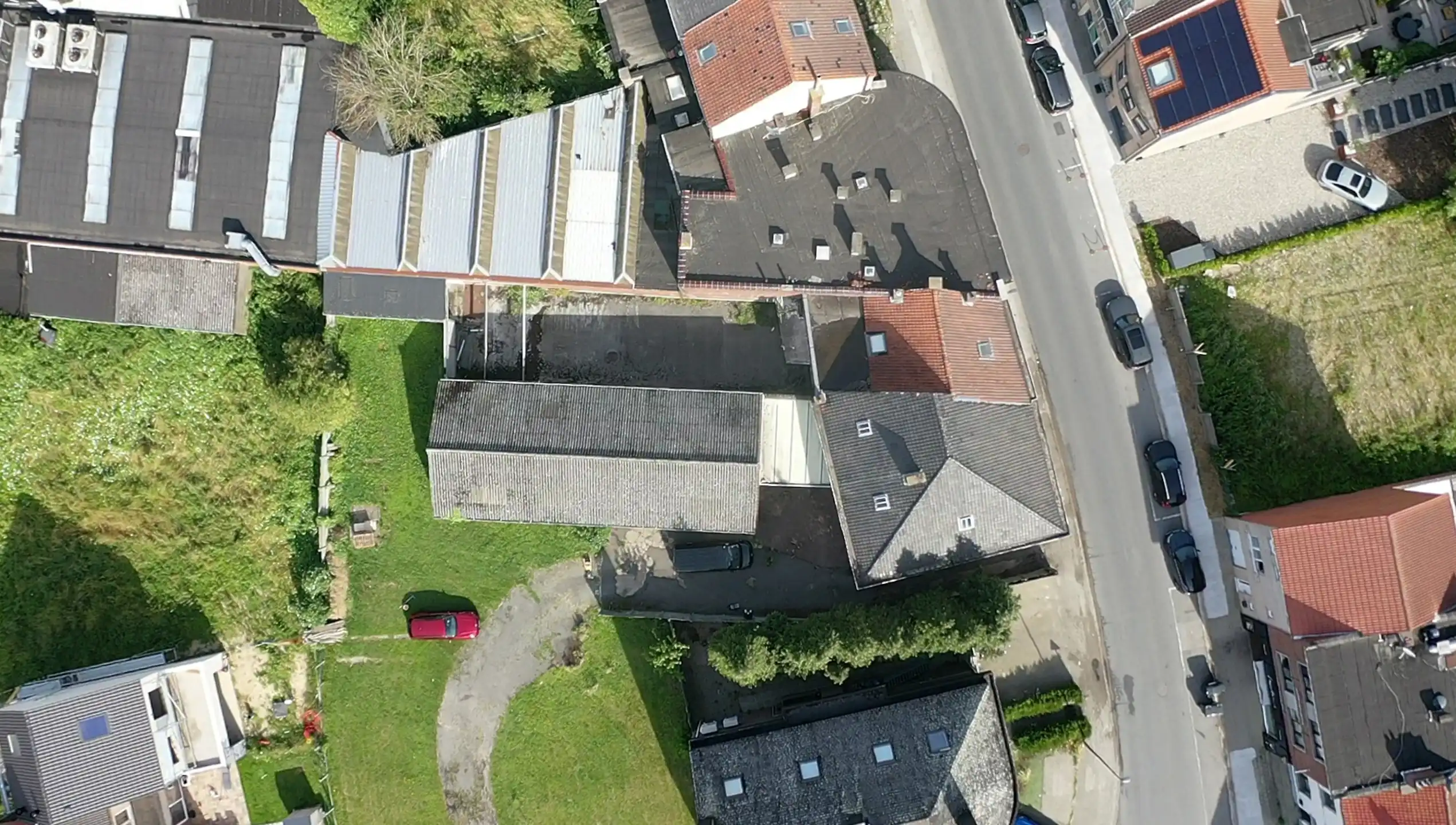 UNIEKE DRIEGEVELWONING MET LOODS VAN 160 M² IN HET CENTRUM VAN GROOT-BIJGAARDEN! foto 2