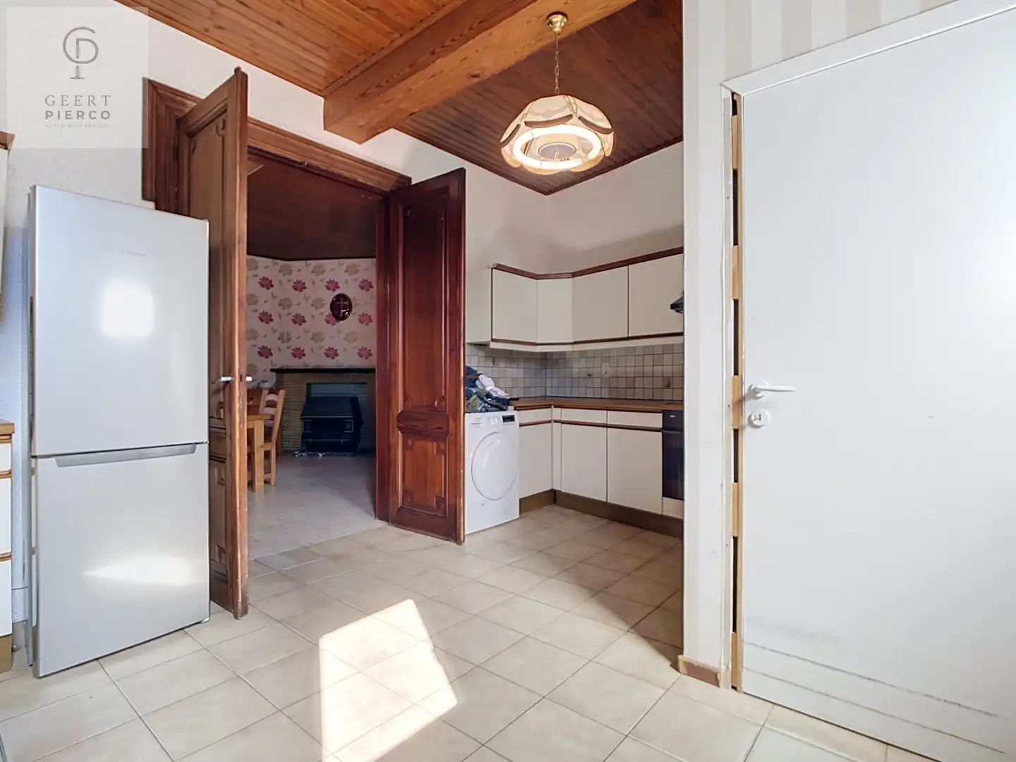 Ruime woning met binnenkoer, stallingen en tuin vlakbij oprit van E40. foto 10