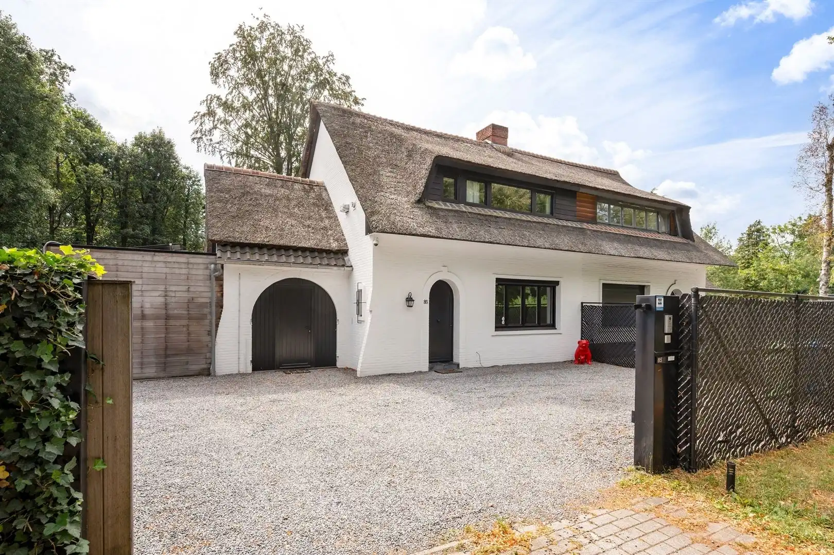 Instapklare halfopen villa met rieten dak, verwarmd zwembad en eigen wellness foto {{pictureIndex}}