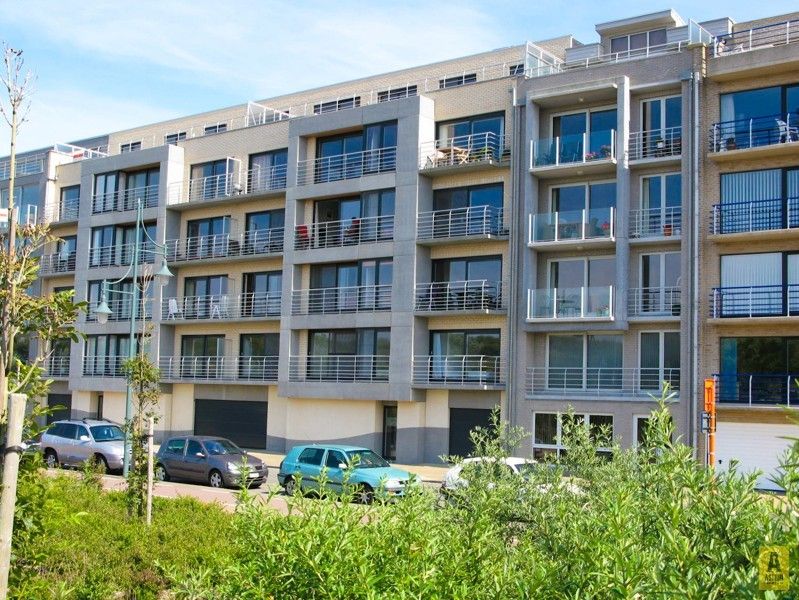 Gelijkvloers garagebox in centrum Bredene-Duinen (Residentie Seaside)! foto {{pictureIndex}}