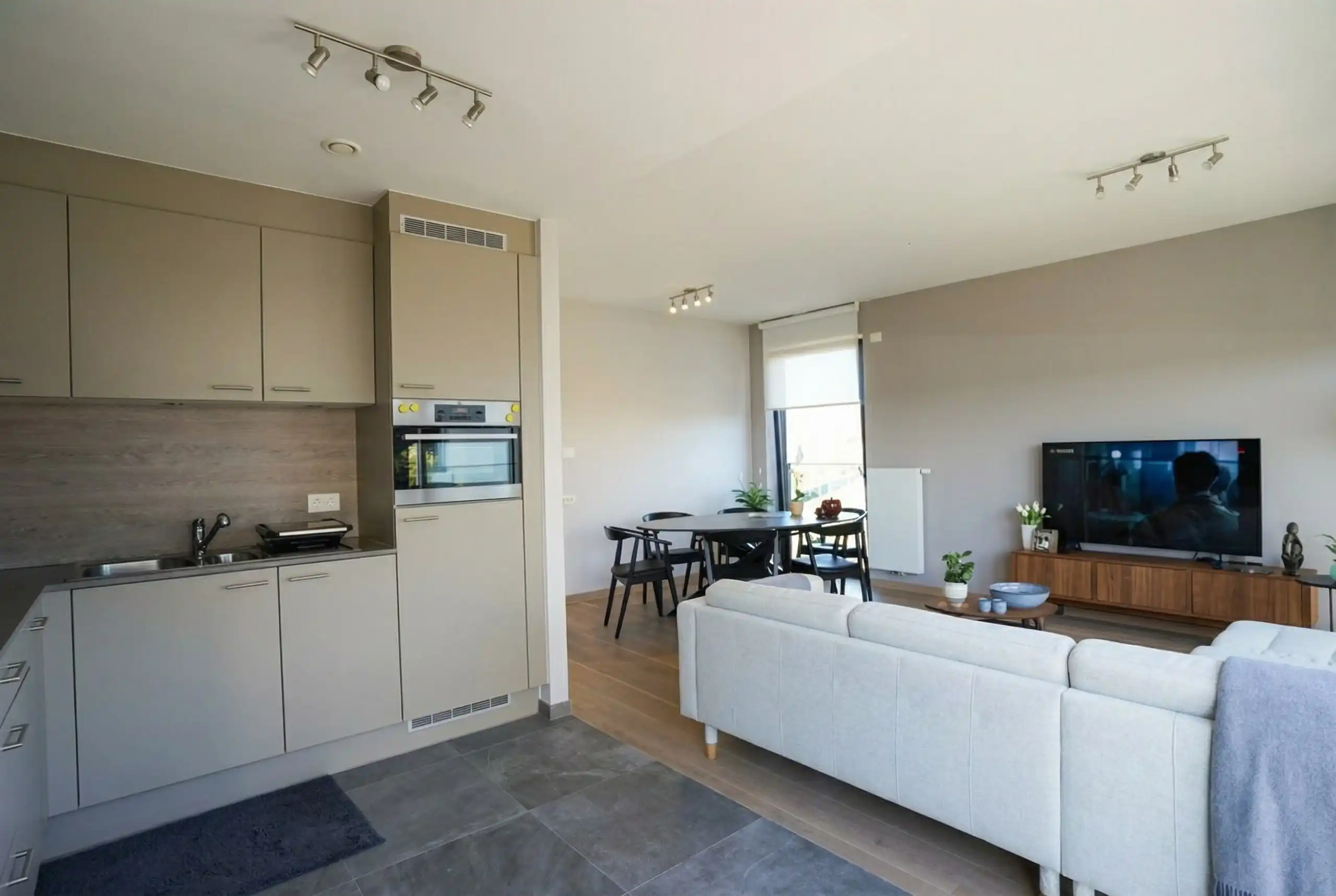 Onweerstaanbare serviceflat met grote staanplaats en terras! foto 10