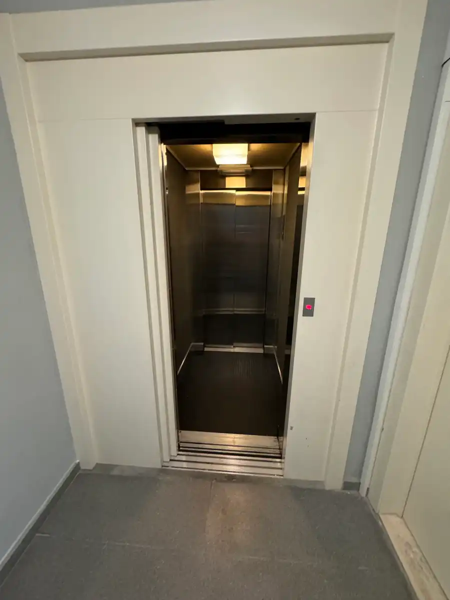 Kantoor 3de verdiep op Bisschoppenhoflaan + parking foto 9