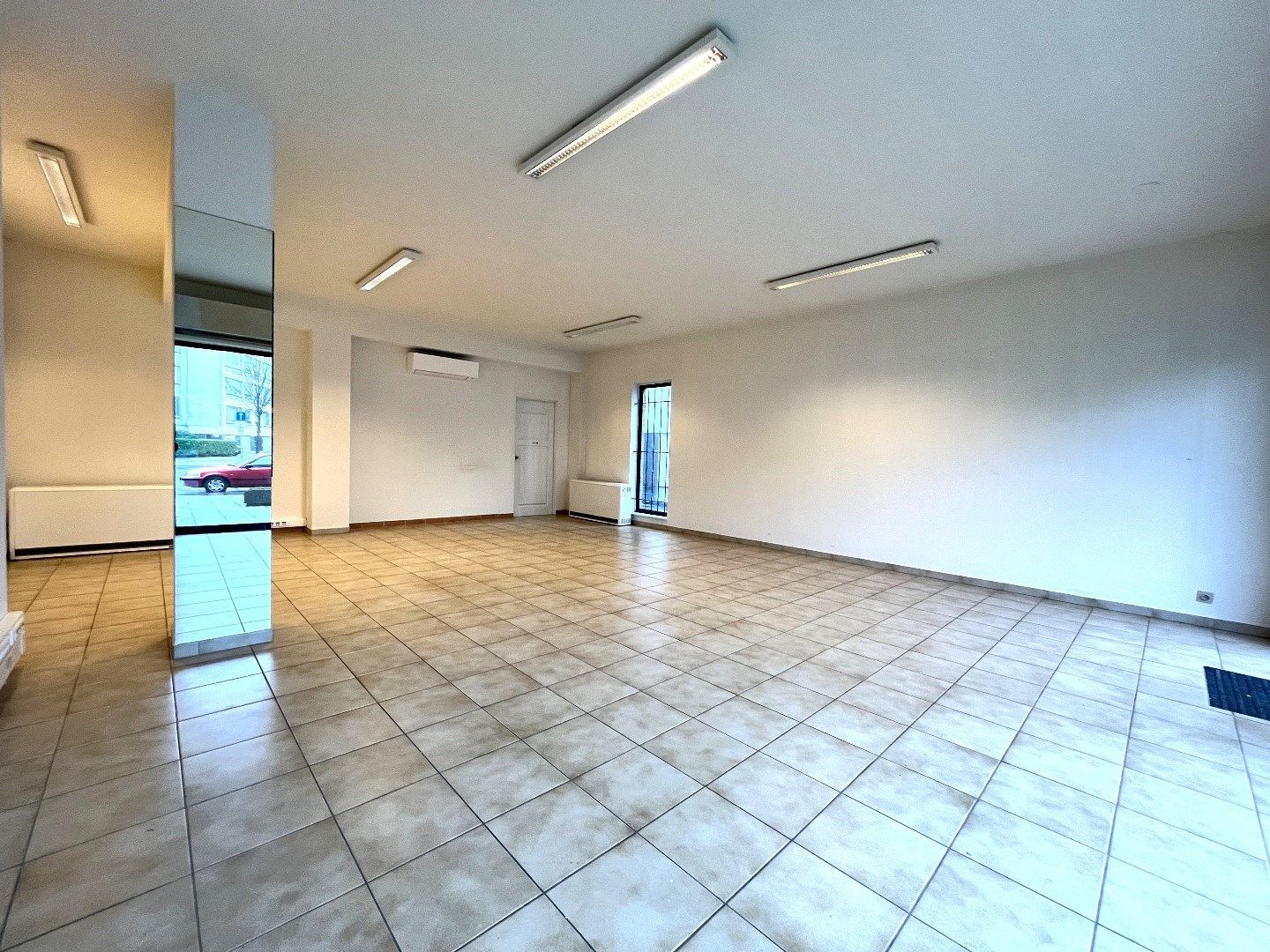 Handelsruimte met inpandige garage op toplocatie foto 6
