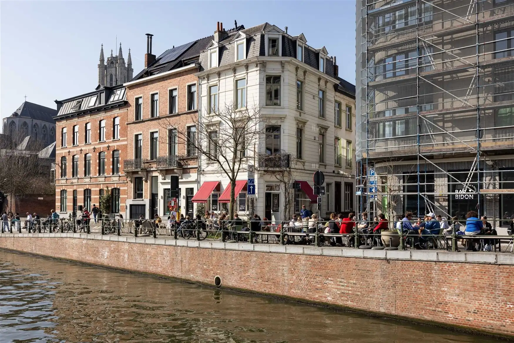 Horecapand met terras aan het water in hartje Gent foto {{pictureIndex}}