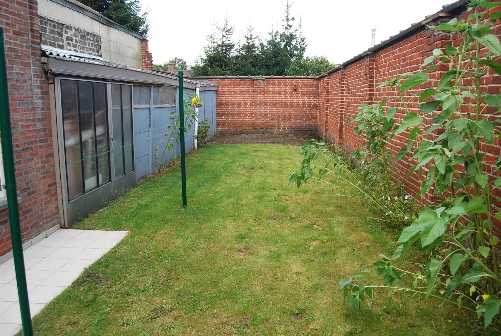 RUIME RIJWONING MET TUIN EN GARAGE foto 2