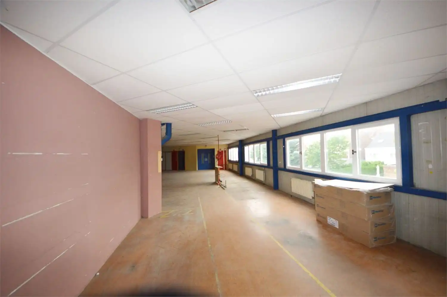 COMMERCIEEL GEBOUW BAANLOCATIE MET PARKING NABIJ MCDONALDS foto 23