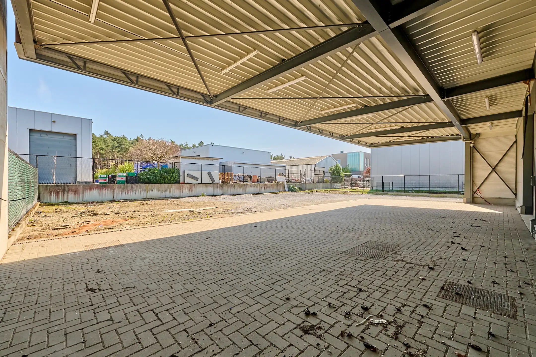 MULTIFUNCTIONEEL BEDRIJFSGEBOUW MET APPARTEMENT EN BUITENTERREIN foto 17