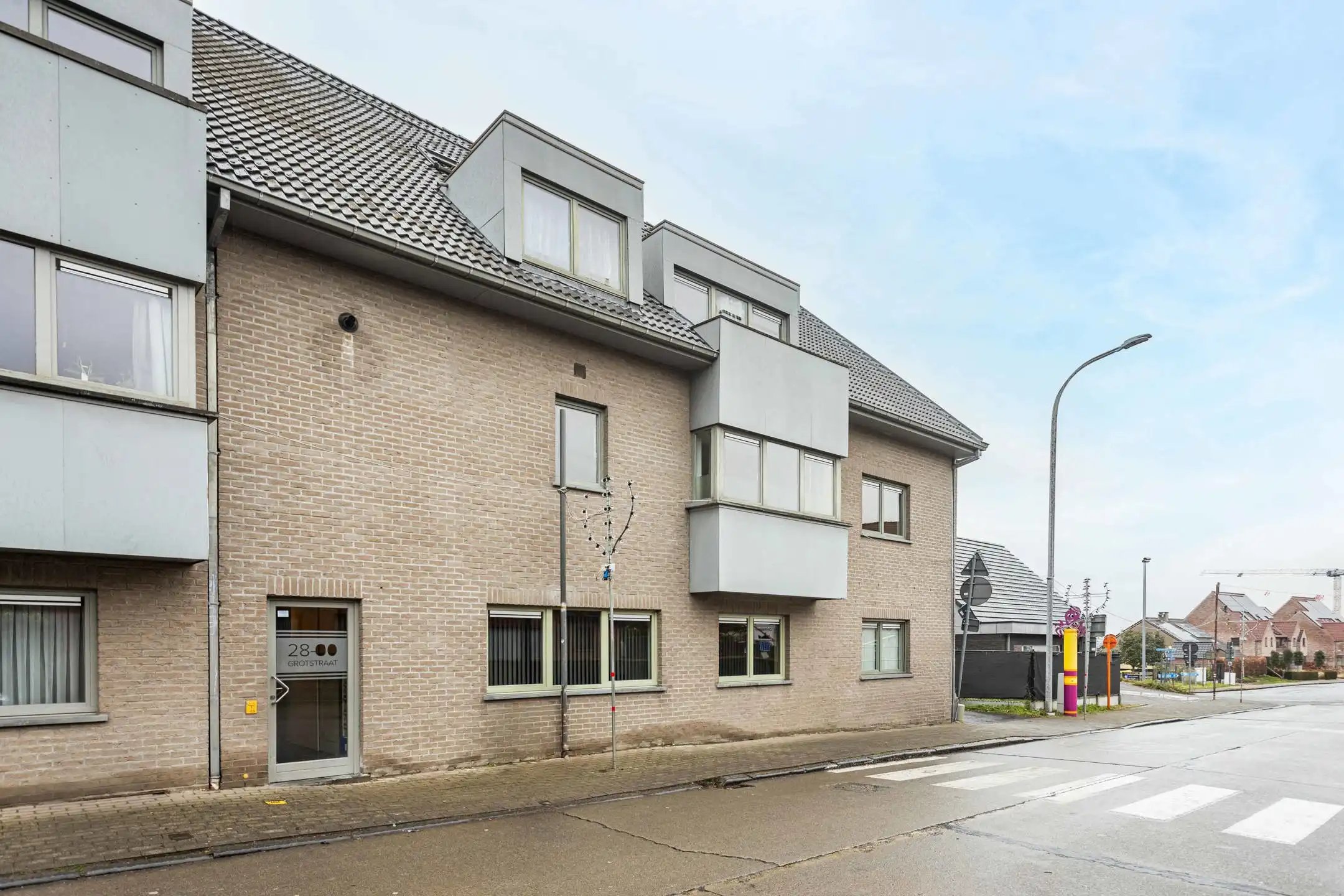 Instapklaar appartement met groot terras en garage foto 19