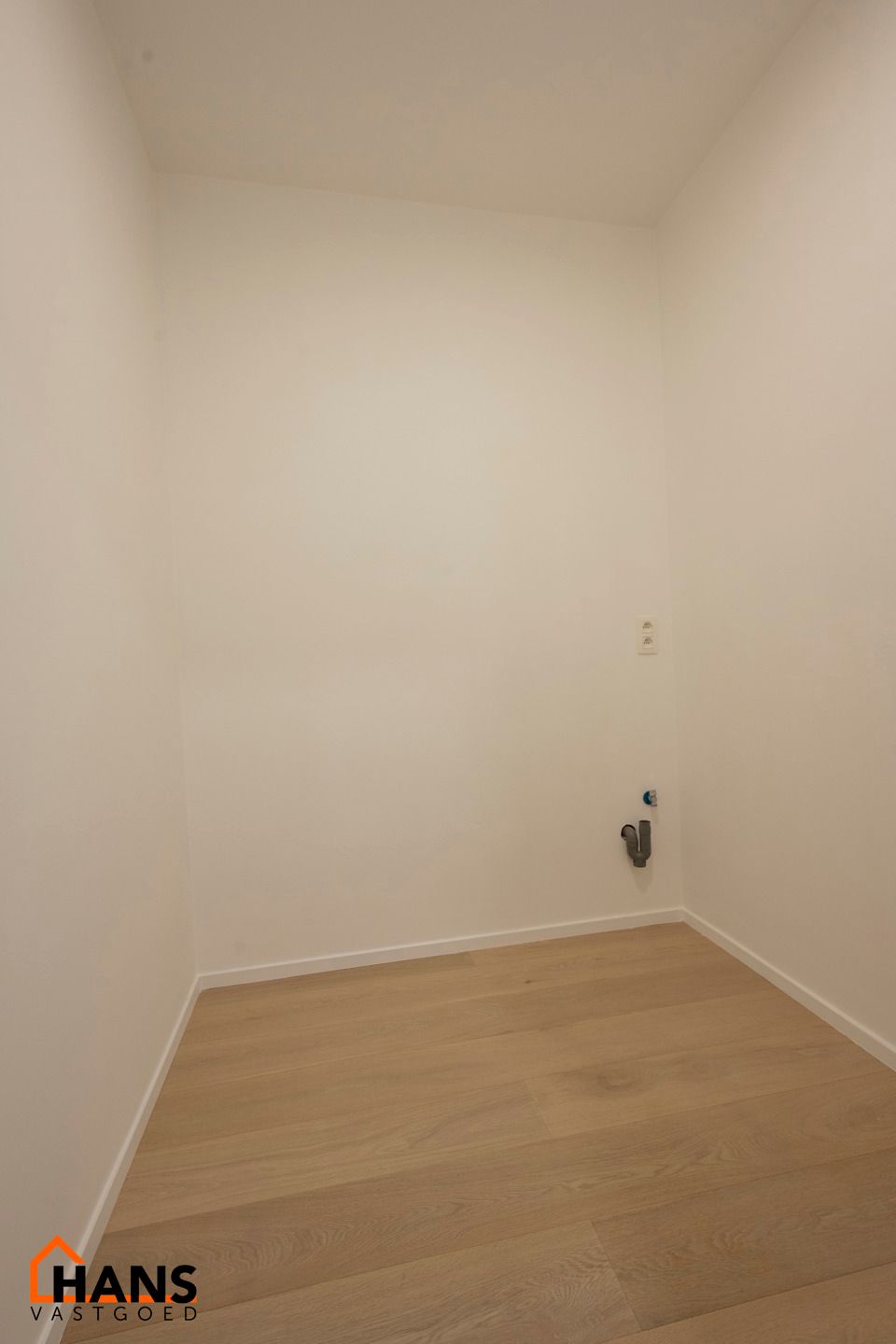 Gerenoveerd gelijkvloers appartement met 2 tuinen en garage. foto 24