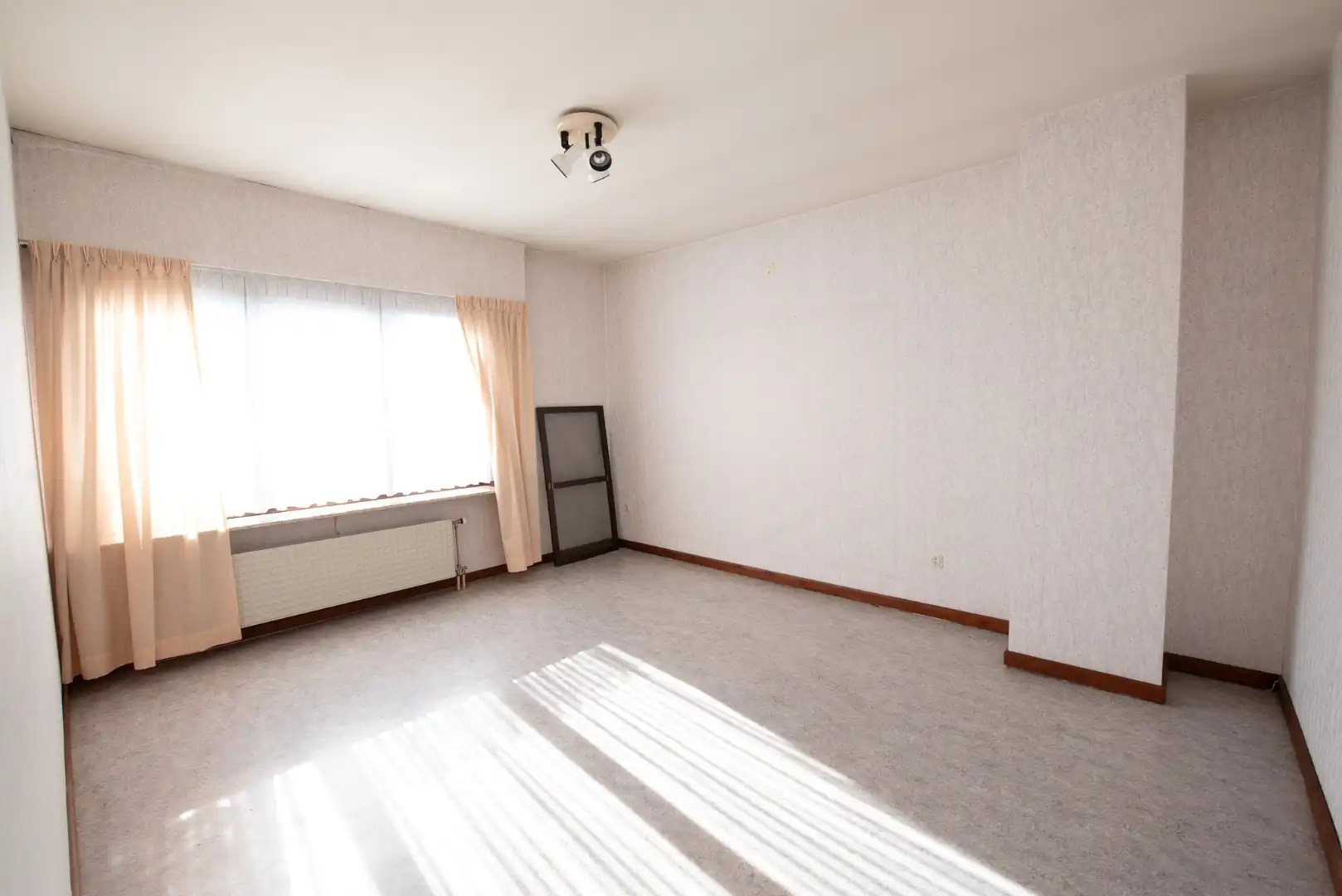Praktische woning met 3 slaapkamers, garage, veranda en leuke tuin in centrum Wontergem foto 8