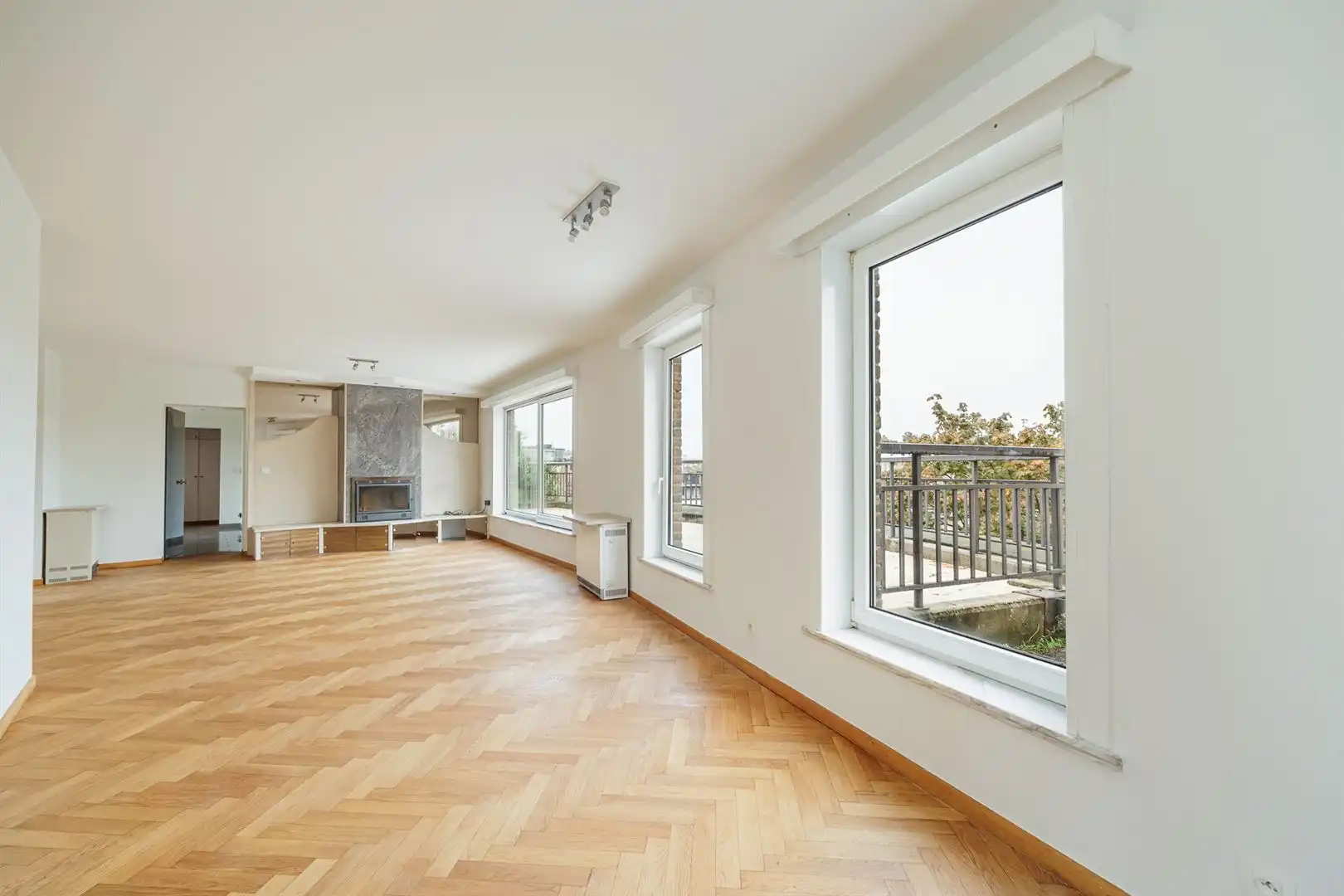 Ruim dakappartement met zonneterras en parking. foto 6