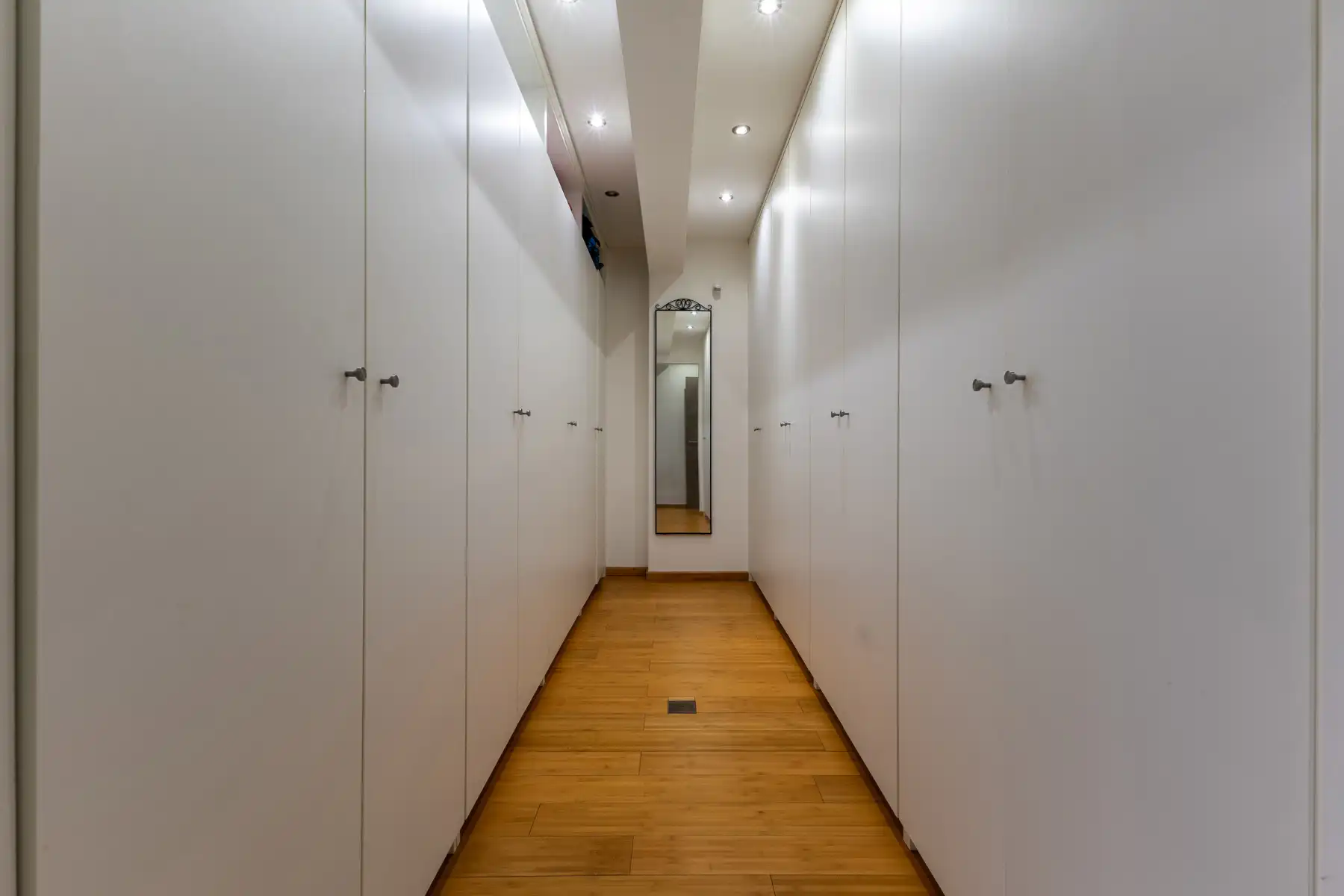 Gerenoveerde en goed onderhouden villa met 4 slaapkamers. foto 16