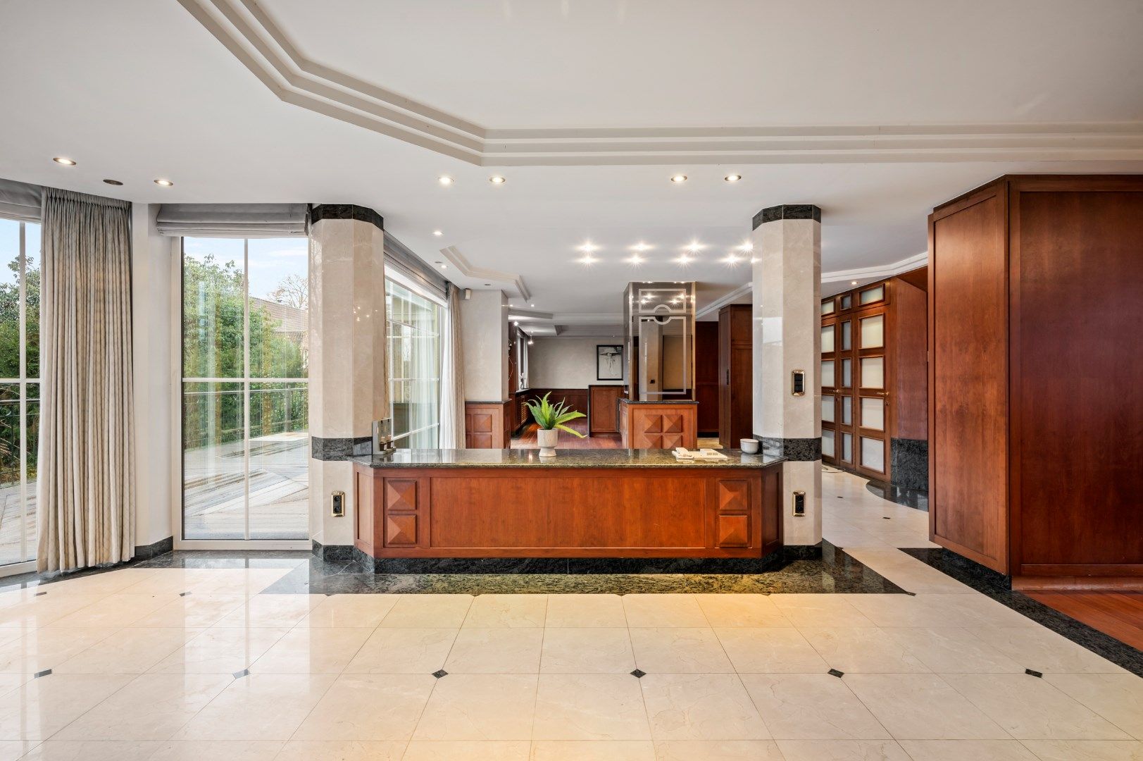 GEBOUW OP 2588M² MET 447M² BEW. OPP., 5 SLPKS, 3 BADKAMERS EN 3 GARAGES AAN DE LEIE foto 6