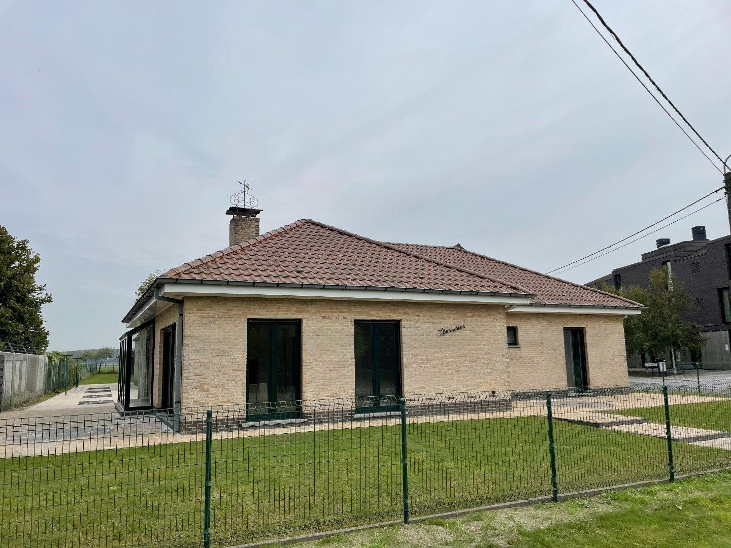 Laagbouwvilla met ruim bijgebouw (garage met studio) foto 2
