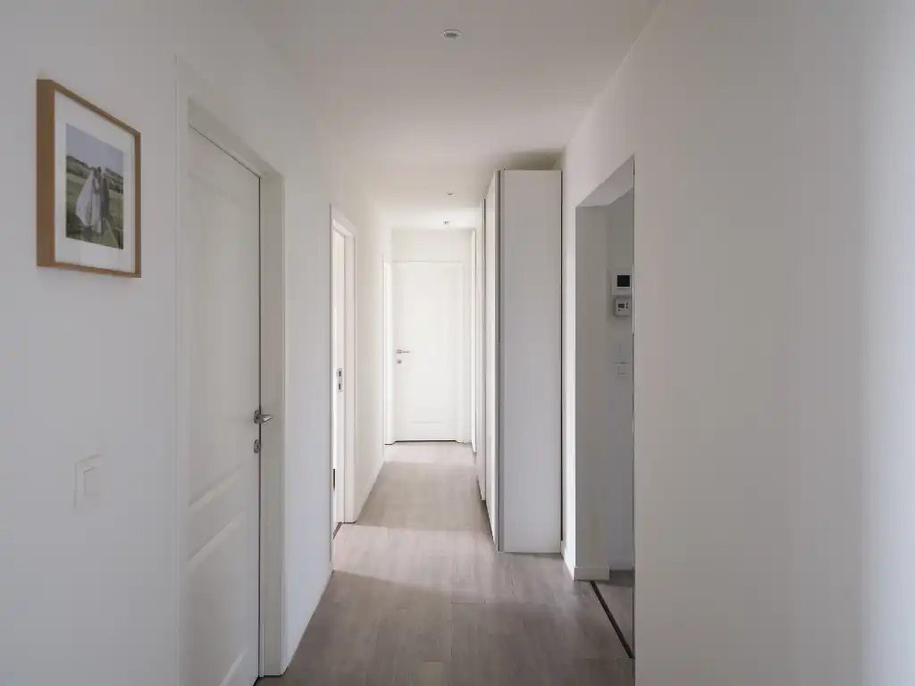 Lichtrijke penthouse met 3 slaapkamers, ruim zonneterras en twee overdekte staanplaatsen met groen uitzicht op fietsafstand van het centrum van Gent. foto 12