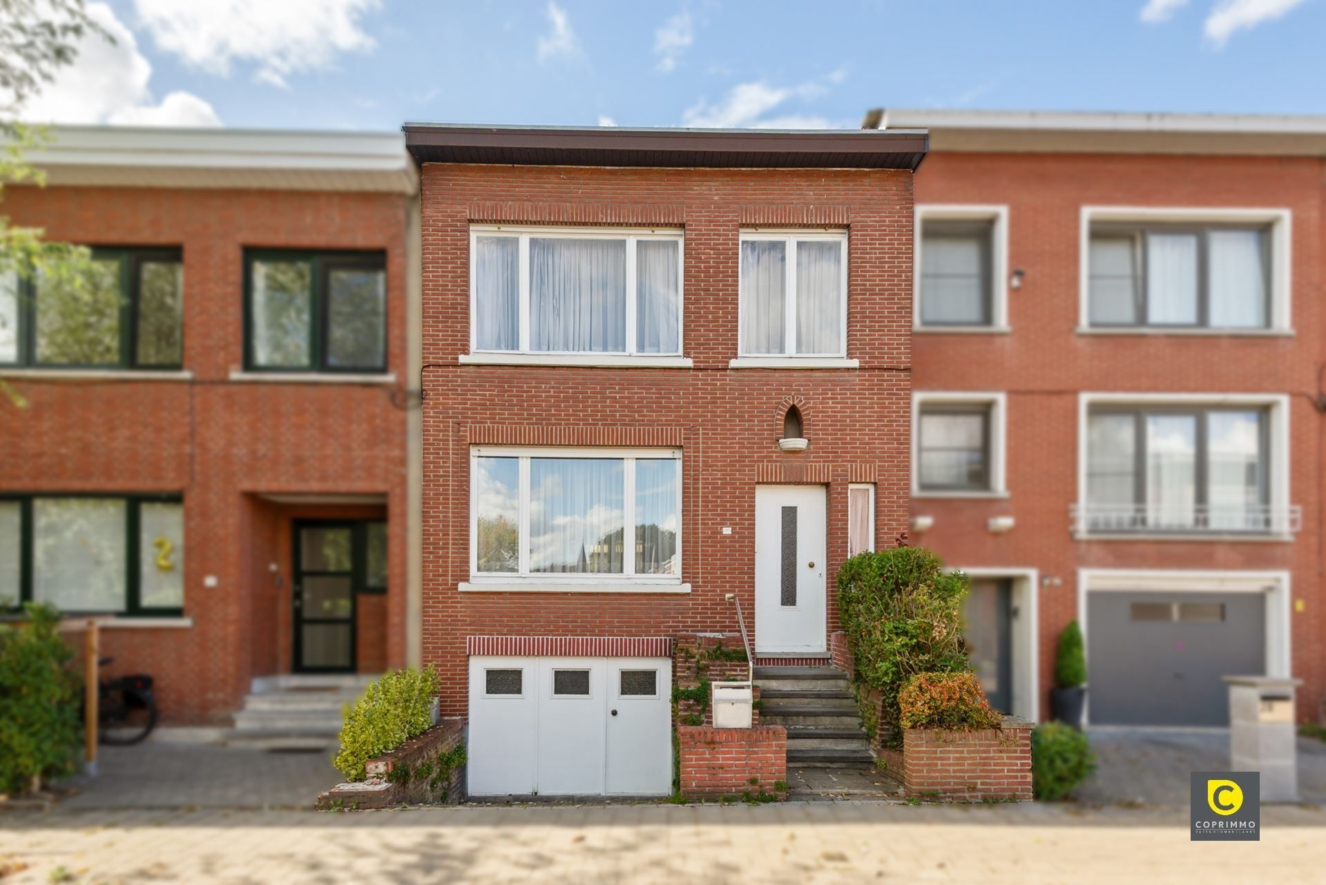Hoofdfoto van de publicatie: Te renoveren 4 slpks woning met tuin!