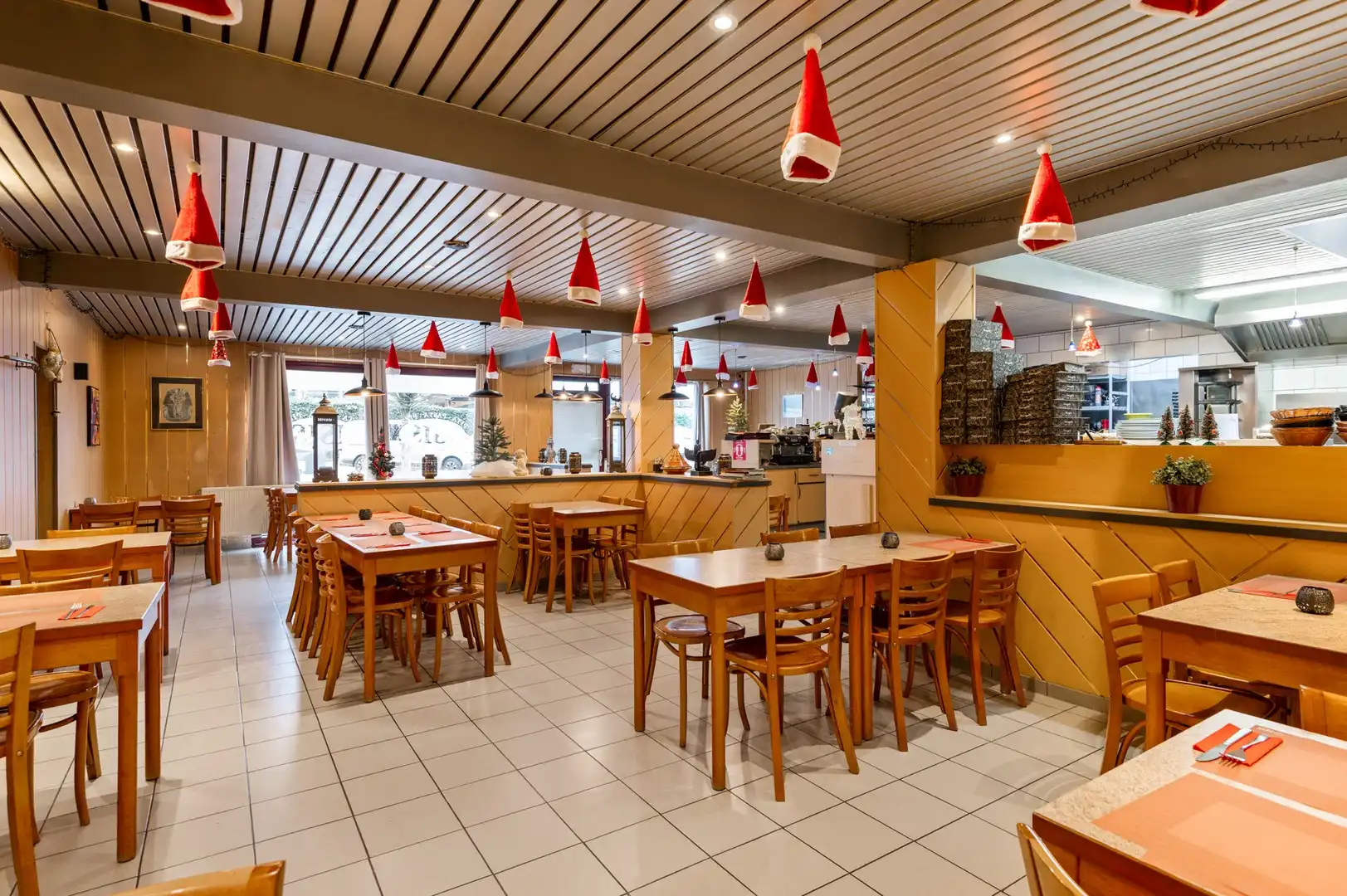 Veelzijdig handelspand met appartement en openbare parking foto 2