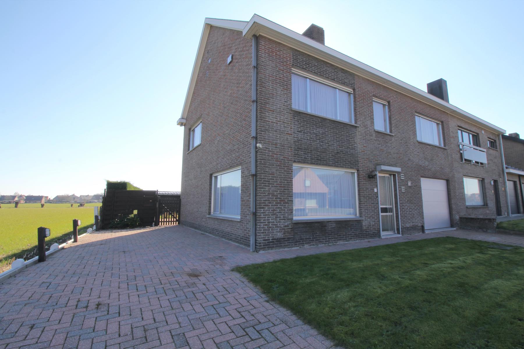 Ruime woning met 3/4 slaapkamers en zongerichte tuin foto {{pictureIndex}}