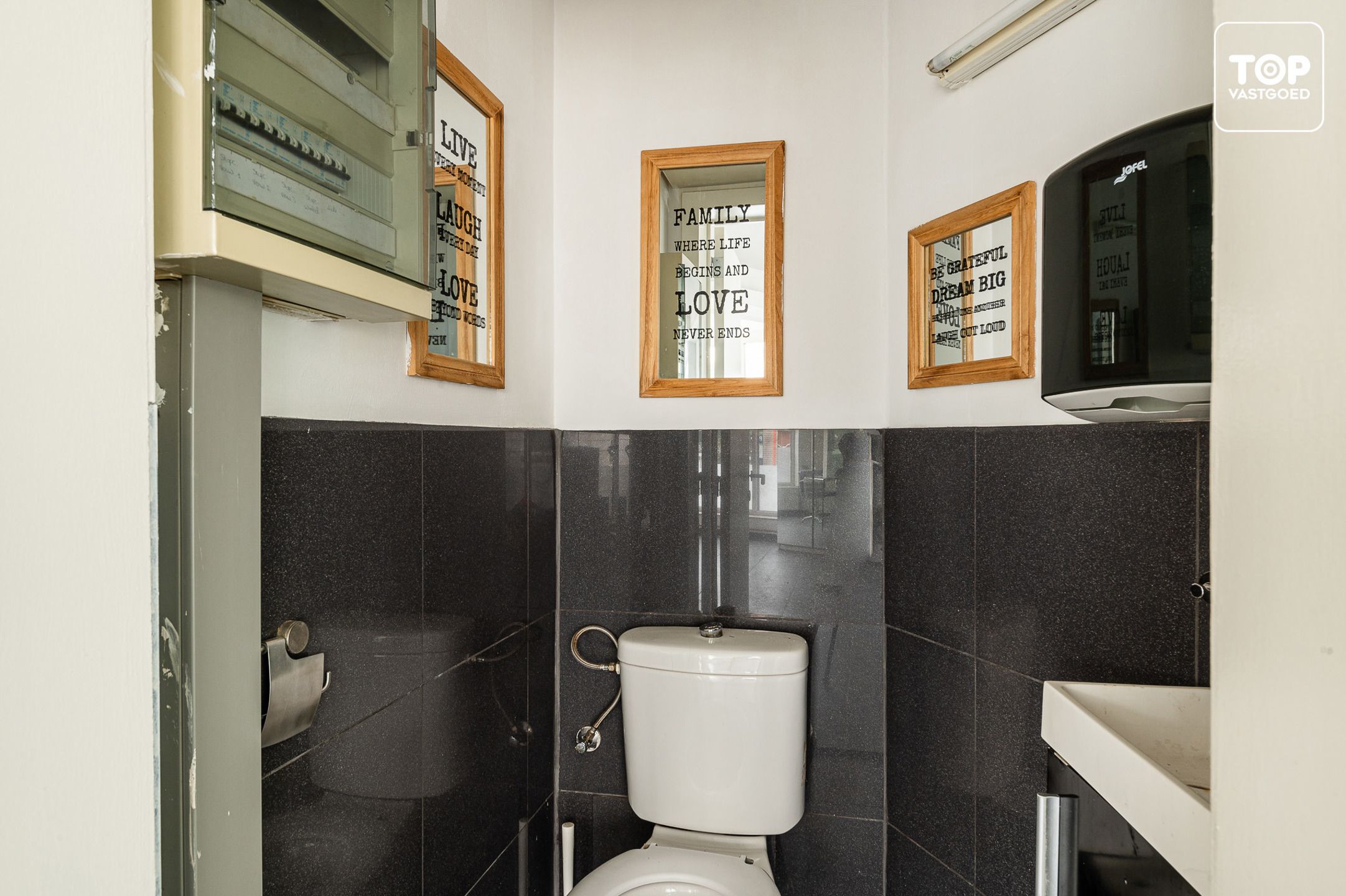 Commercieel interessant gelegen handelspand. Zeer interessant als opbrengsteigendom. foto 11