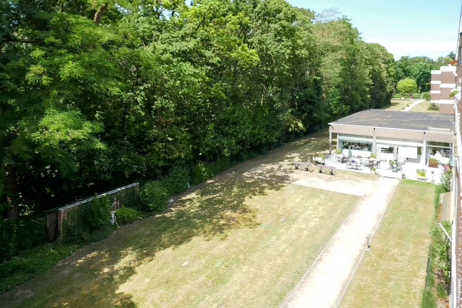 Gerenoveerde serviceflat midden het groen in Assebroek. foto 9