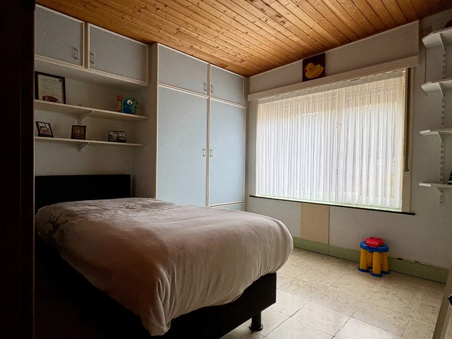 Gelijkvloerse woning op 628 m², 3 slaapkamers, mooi aangelegde tuin en garage. foto 10