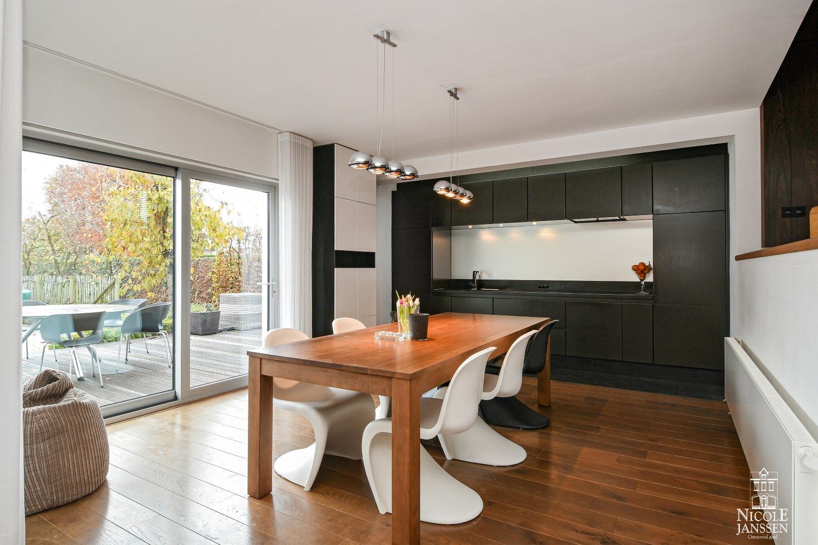 Ruime en speels ingedeelde woning met bijzondere architectuur en praktijkruimte foto 6