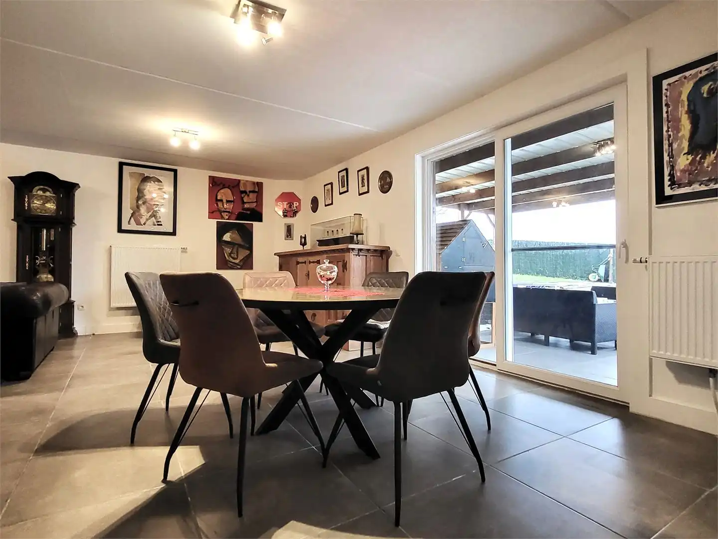 In het landelijke Roborst, een deelgemeente van Zwalm in de prachtige Vlaamse Ardennen, bevindt zich deze ruime en volledig gerenoveerde woning op een perceel van 1.143 m². foto 14