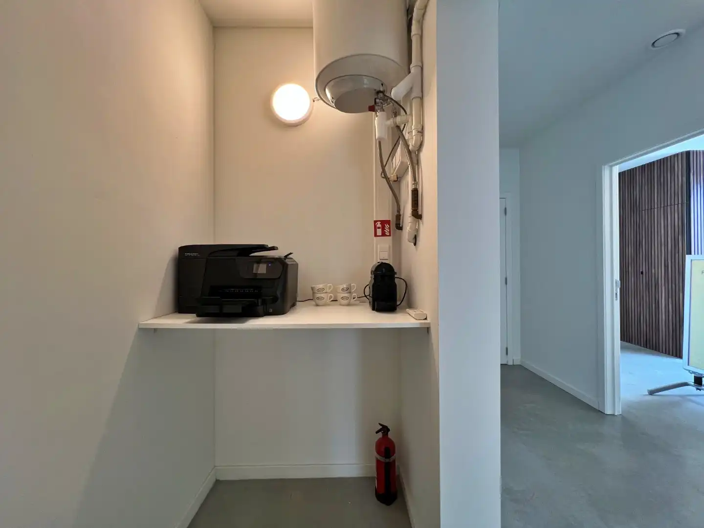 Instapklaar handelspand / praktijkruimte met uitstekende zichtbaarheid te Lievegem foto 8