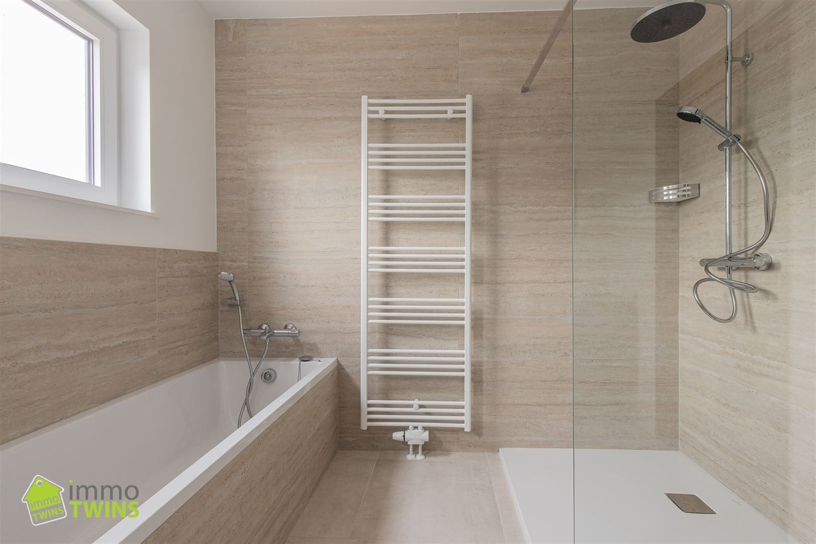 Ruime, stijlvol gerenoveerde woning met garage en oprit foto 15