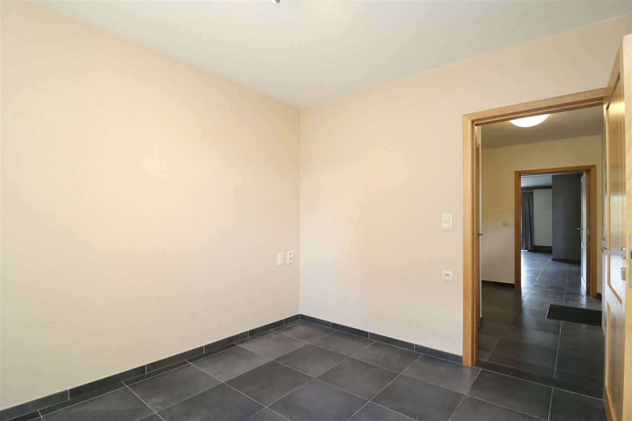 Recente woning met vier slpk, tuin, garage op rustige locatie foto 16