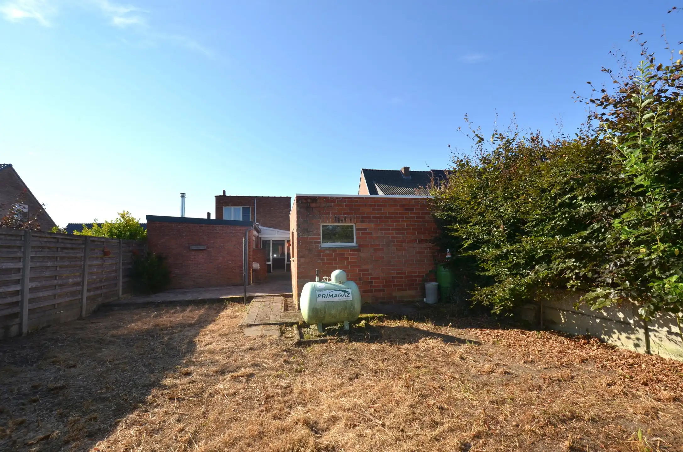 Te renoveren woning met 3 slaapkamers, tuintje en dubbele garage foto 25