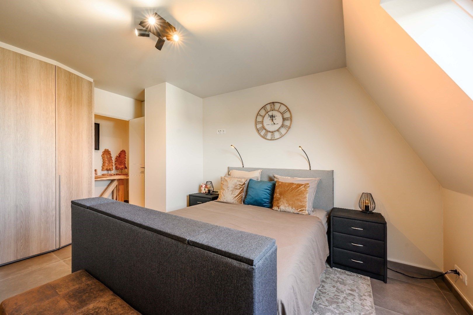 LUXUEUZE PENTHOUSE (BJ 2019) MET GUNSTIGE LIGGING foto 16