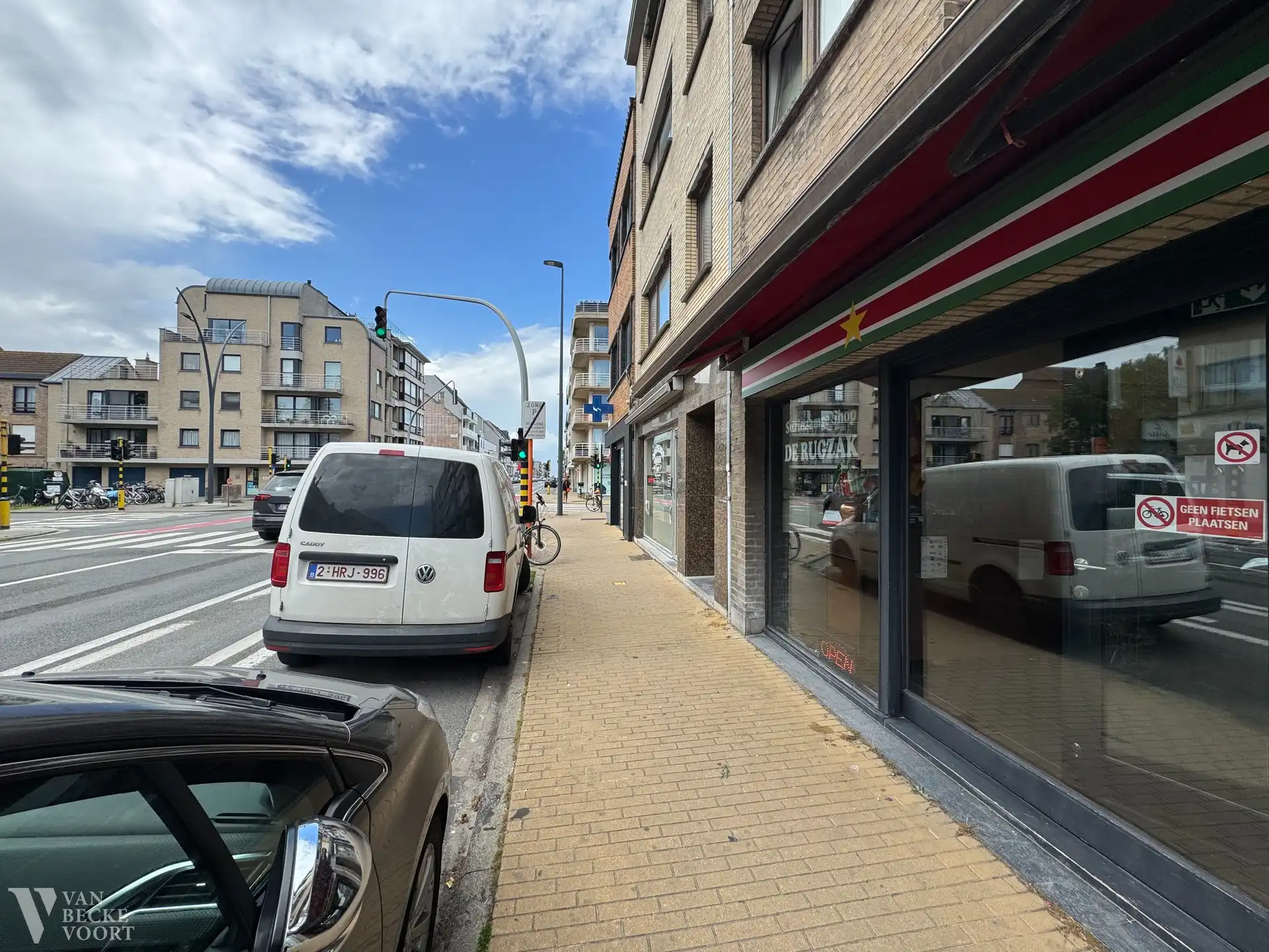Handelsgelijkvloers 60m² aan drukke invalsweg Oostende foto 13
