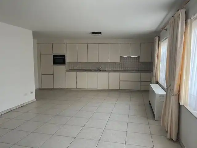 Ruim appartement met 2 slaapkamers en garage foto {{pictureIndex}}