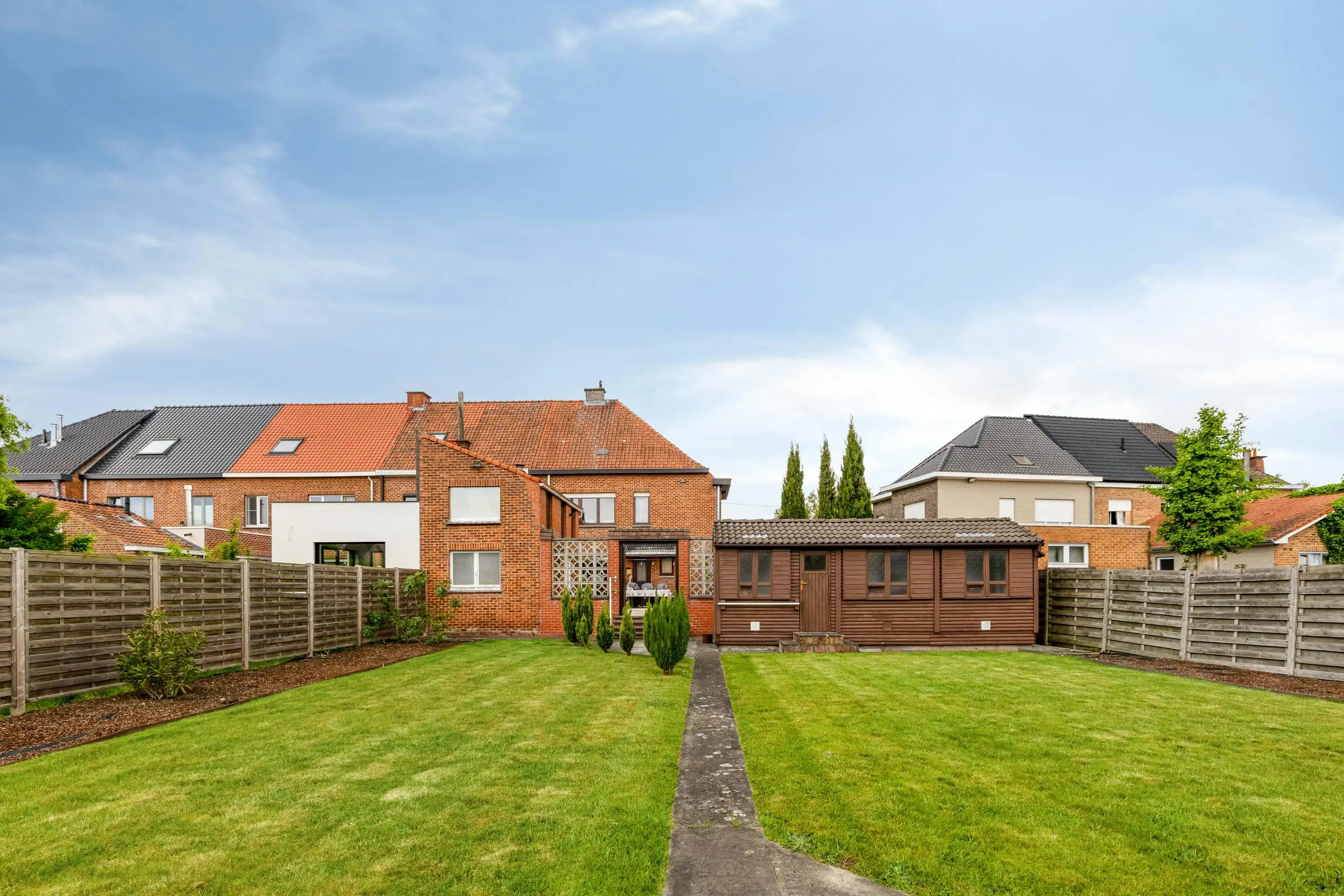 Ruime woning met 3 slaapkamers en grote tuin te koop! foto 2