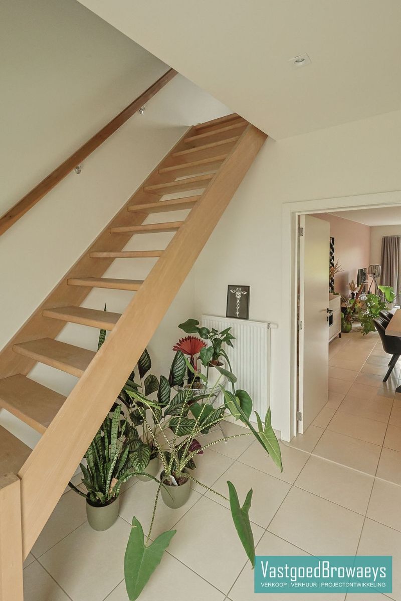 Instapklare ruime rijwoning met 3 slaapkamers foto 3