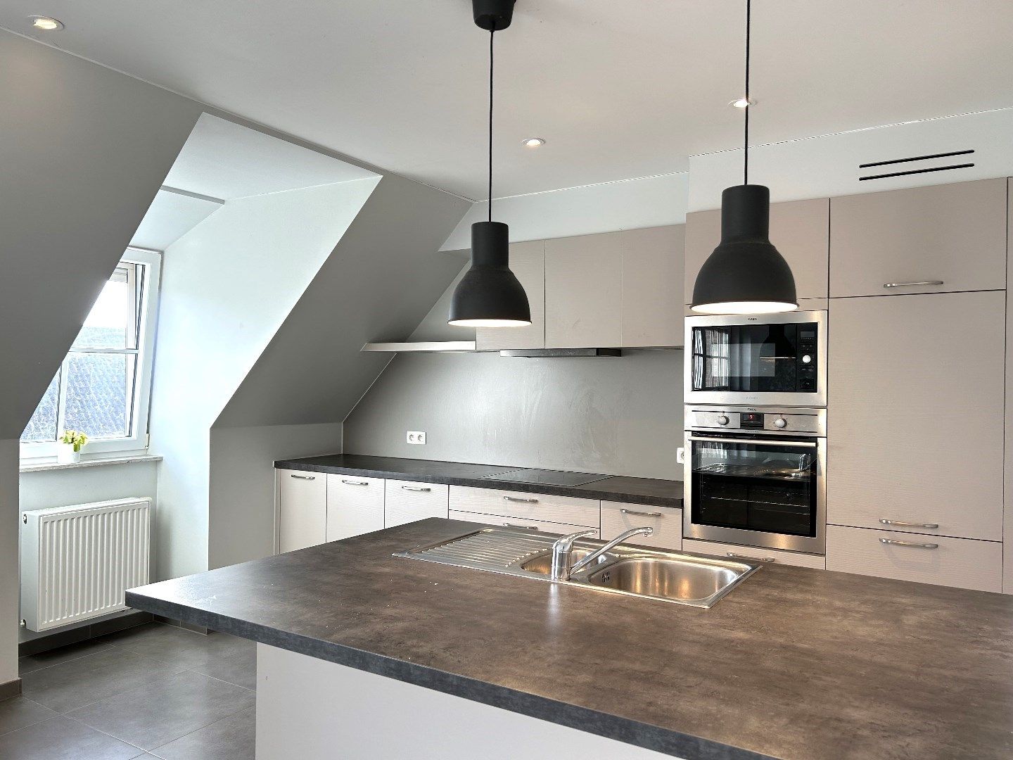 PRACHTIG DUPLEX APPARTEMENT MET 2 SLAAPKAMERS, GARAGEBOX EN AUTOSTAANPLAATS foto 4
