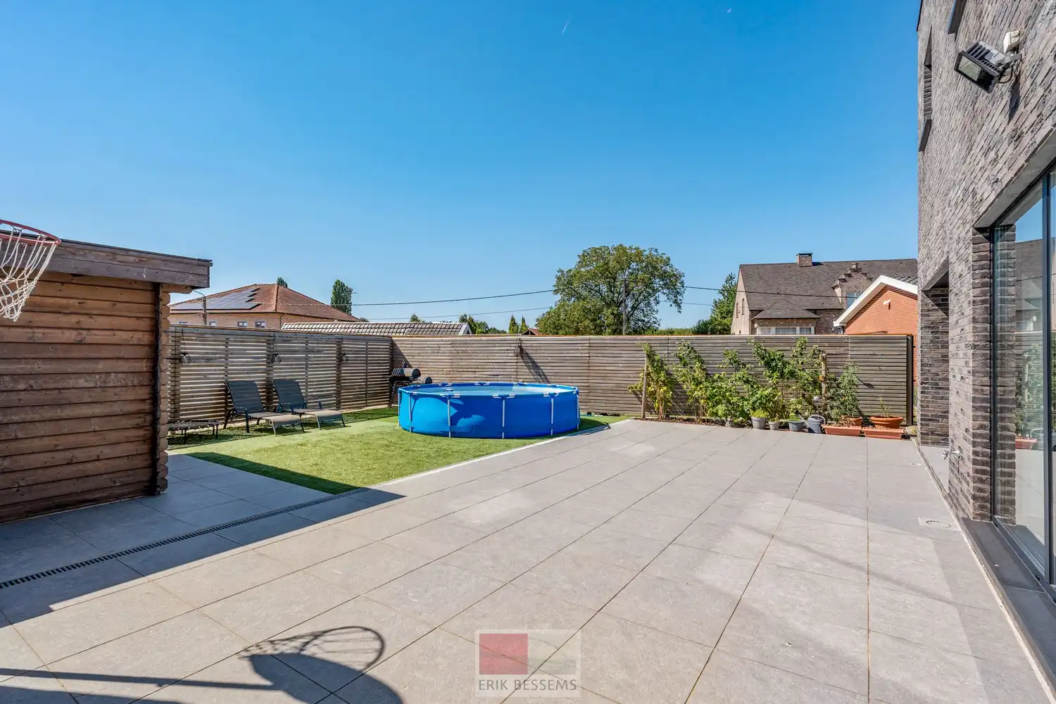 Deze moderne halfopen woning, gebouwd in 2016, biedt een bewoonbare oppervlakte van maar liefst 232 m² op een perceel van 377 m² en maar liefst 5 slaapkamers waarvan er eentje in gebruik is als bureau. foto 27
