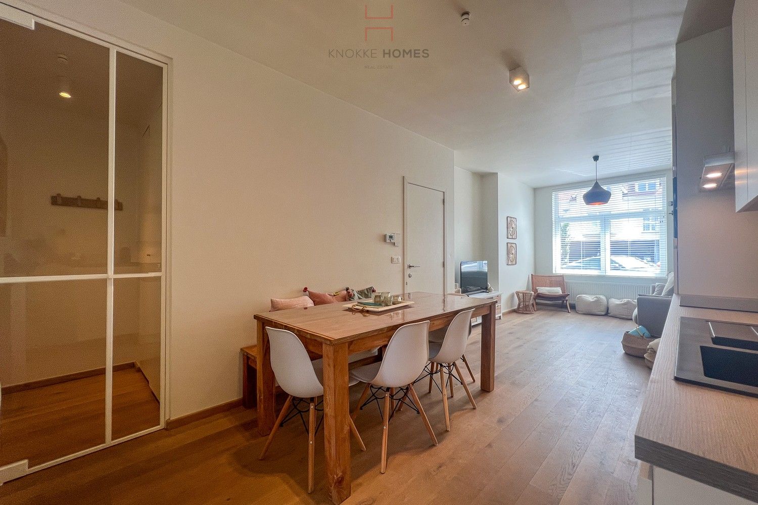Instapklaar gelijkvloersappartement met twee slaapkamers in het centrum van Knokke, gelegen aan het levendige Gemeenteplein foto 3