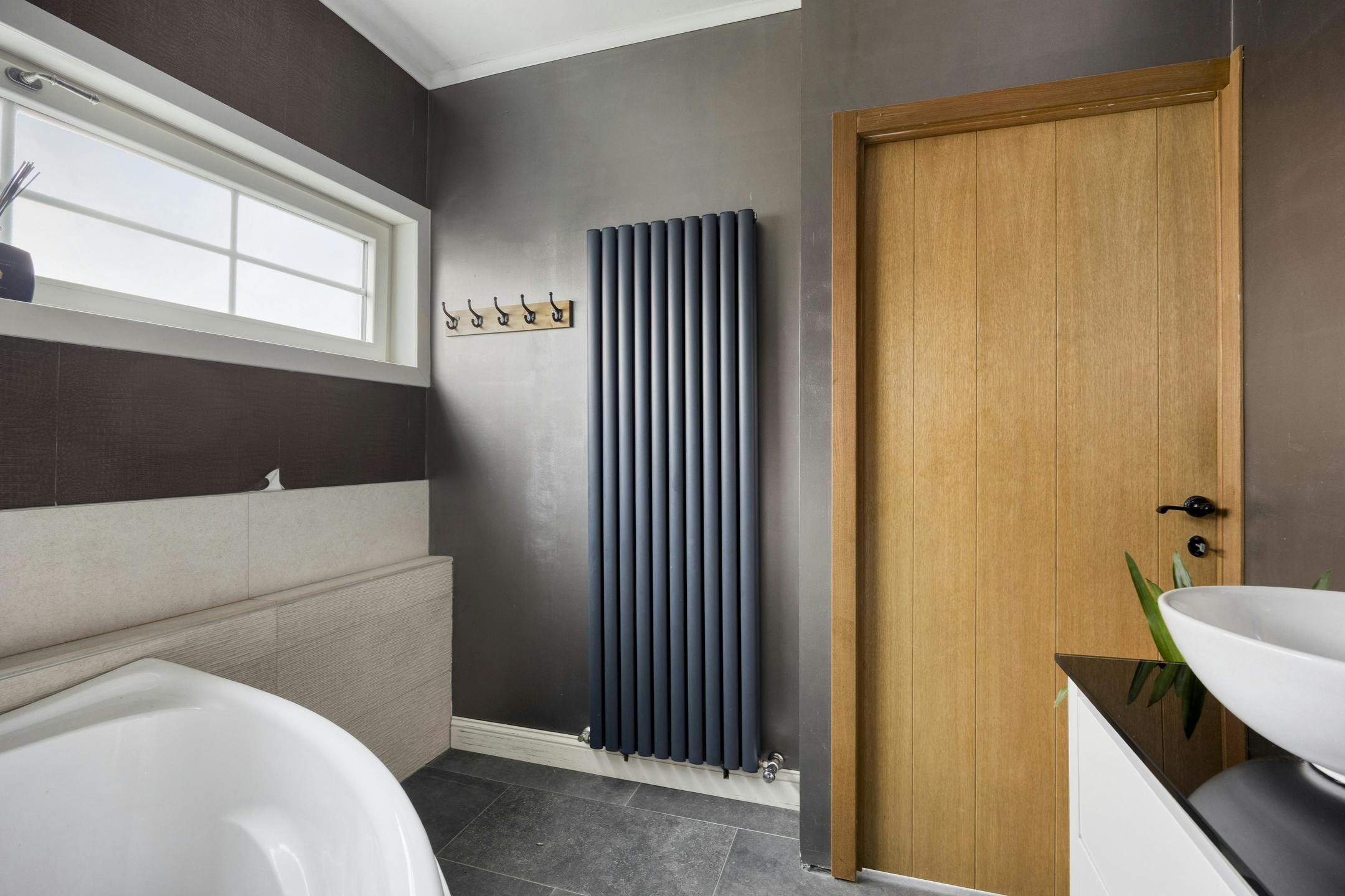 Gerenoveerd vrijstaand huis met zwembad, poolhouse en tuin foto 12