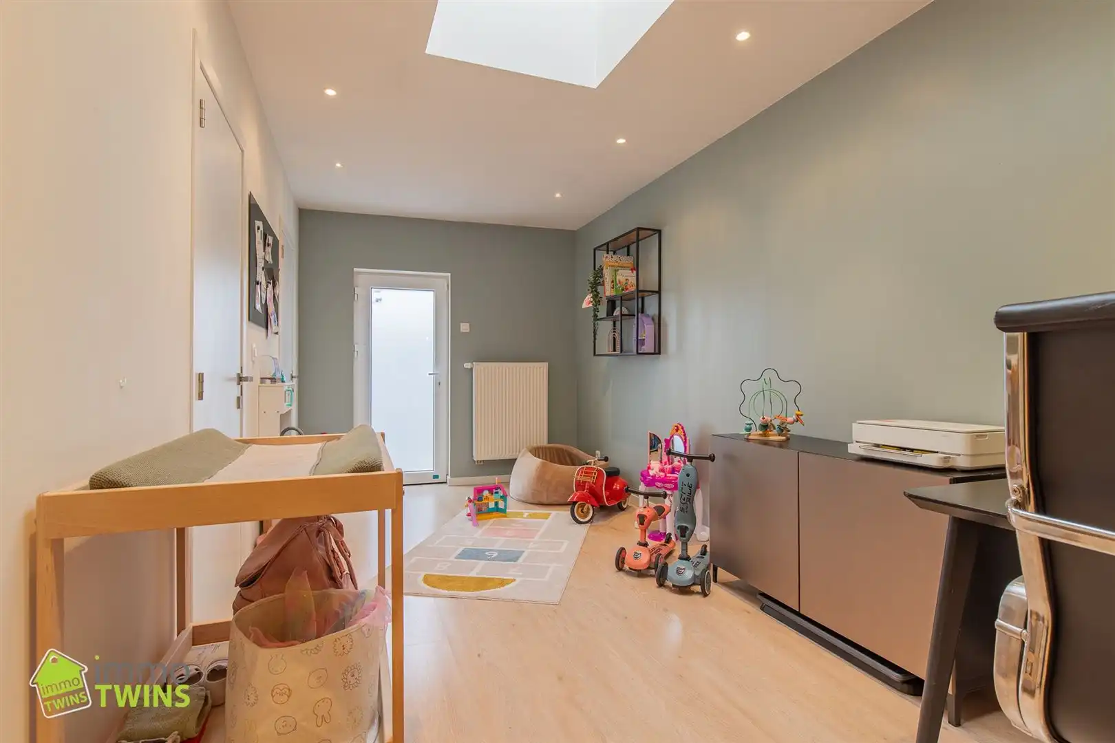 In een rustige maar toch centraal gelegen straat ontdekken we deze volledig instapklare, verrassend ruime en bijzonder energiezuinige woning foto 6