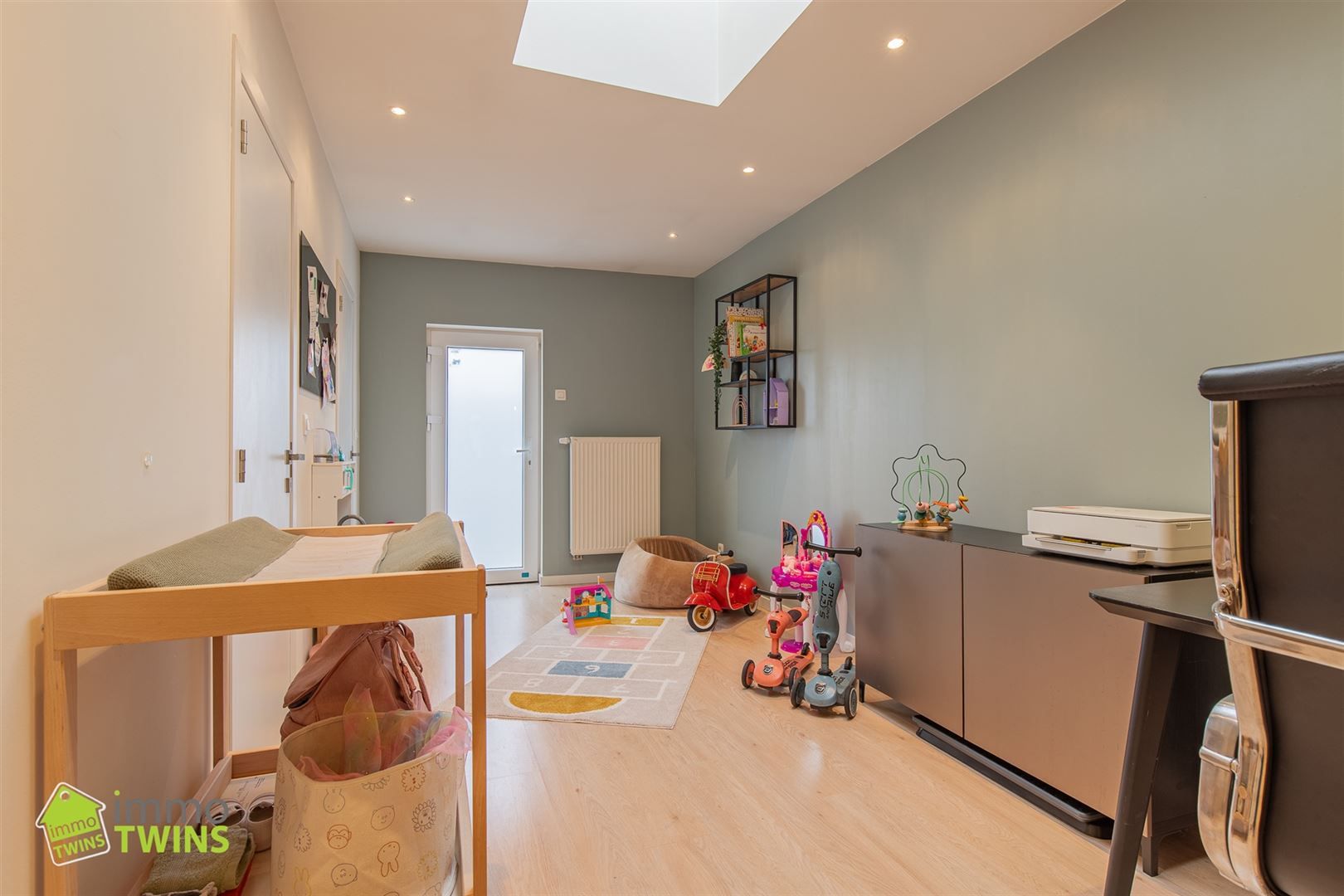 In een rustige maar toch centraal gelegen straat ontdekken we deze volledig instapklare, verrassend ruime en bijzonder energiezuinige woning foto 6