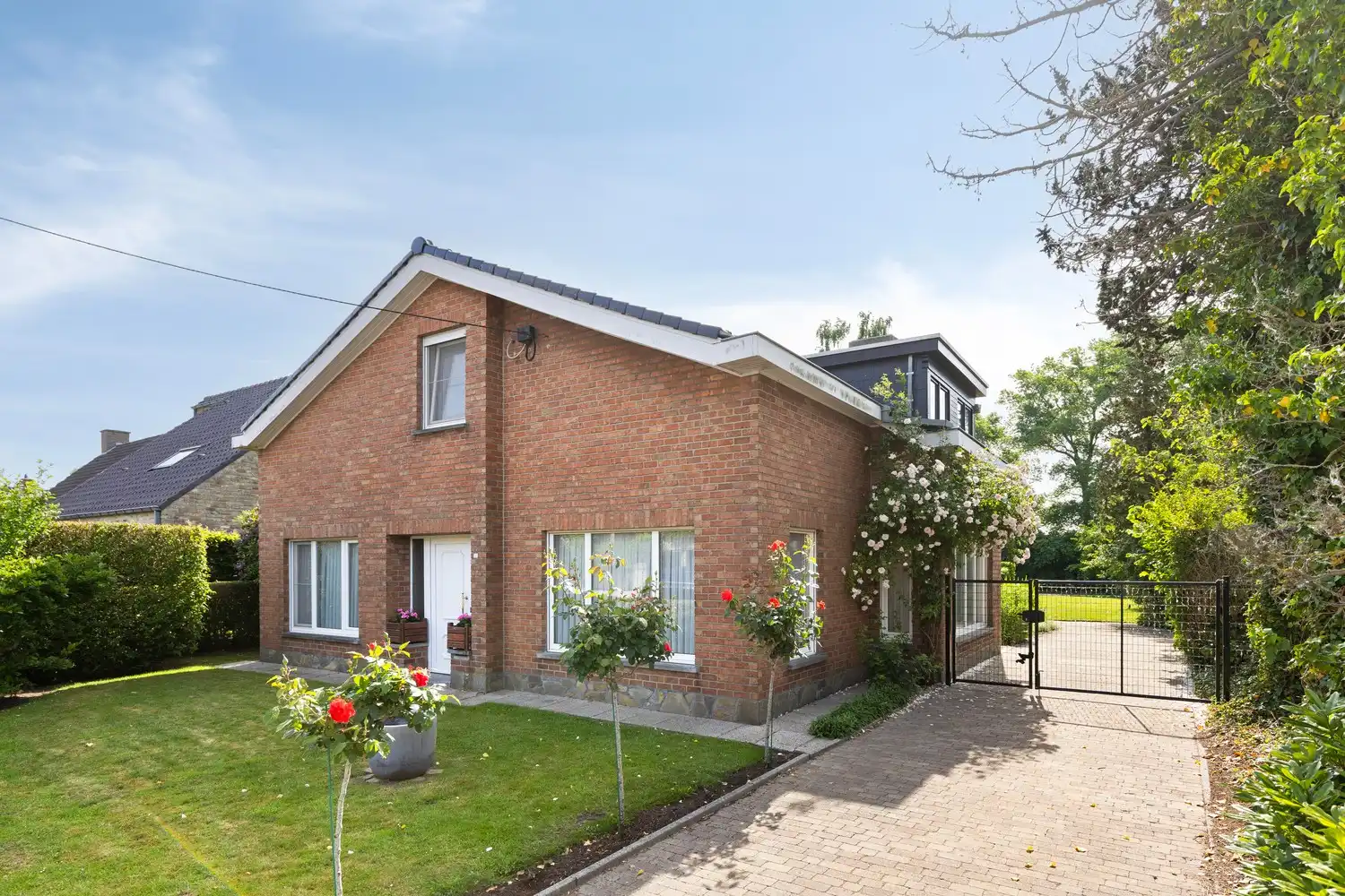 Te koop in Veldegem: Ruime gezinswoning met 5 slaapkamers, garage en riante, pittoreske tuin foto 2