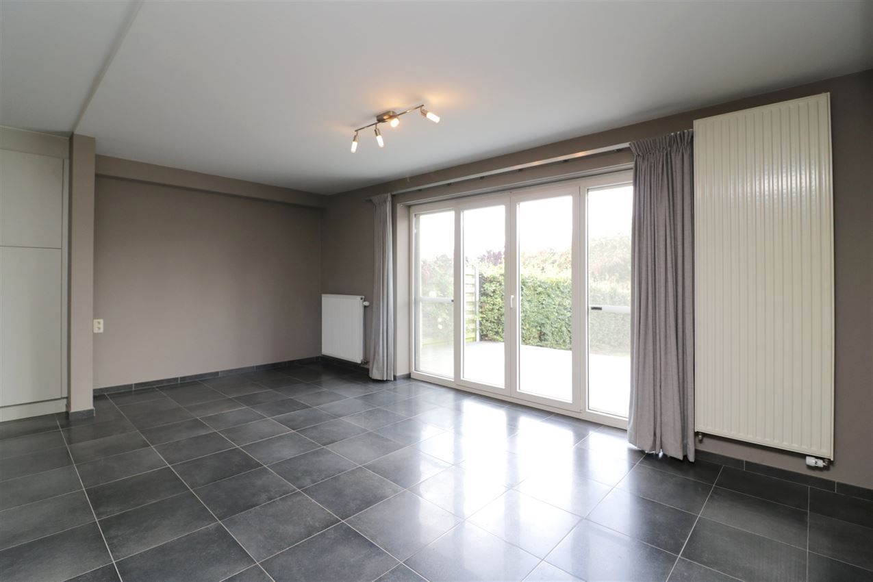 Recente woning met vier slpk, tuin, garage op rustige locatie foto 8