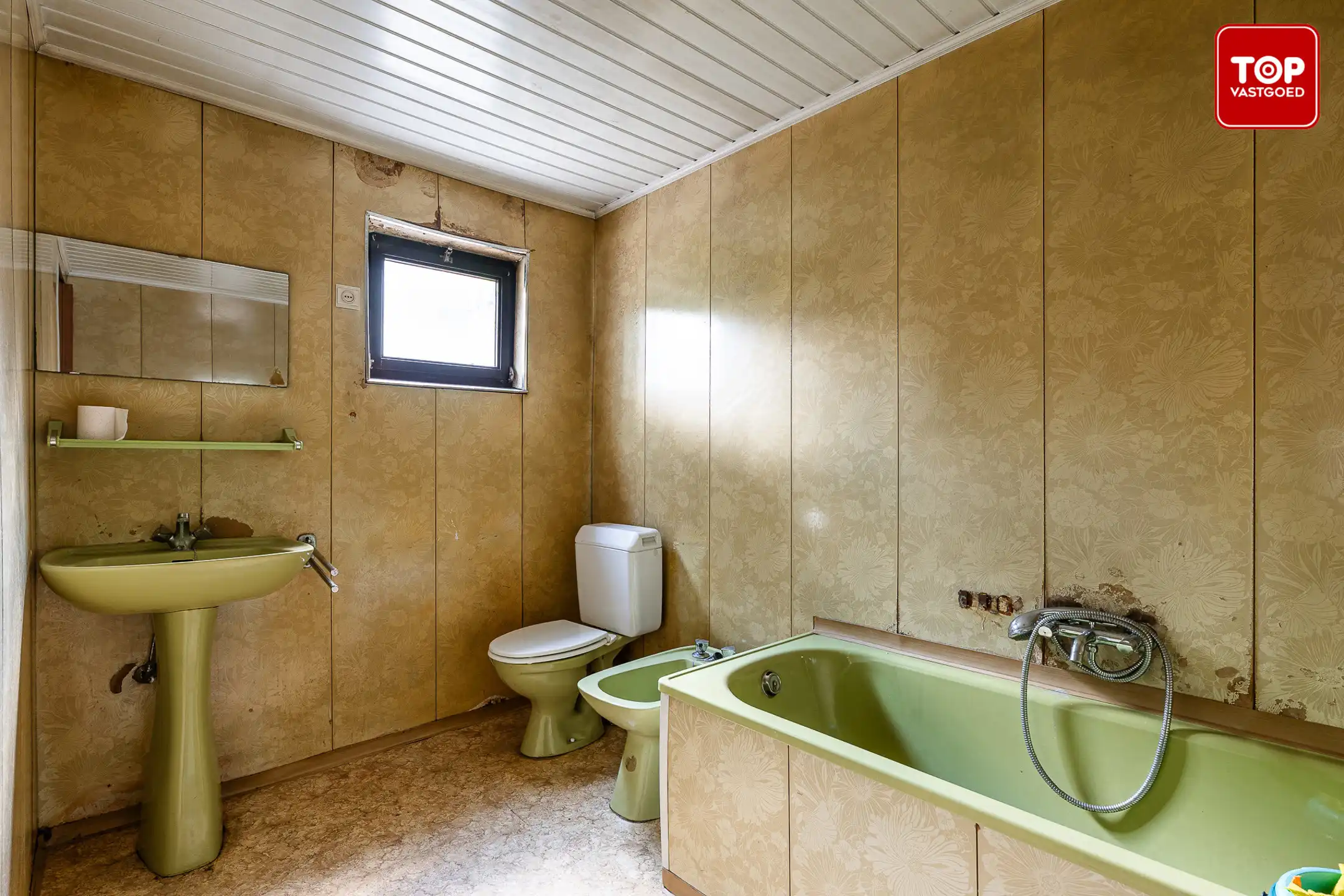 Te renoveren woning met zonnige tuin foto 10