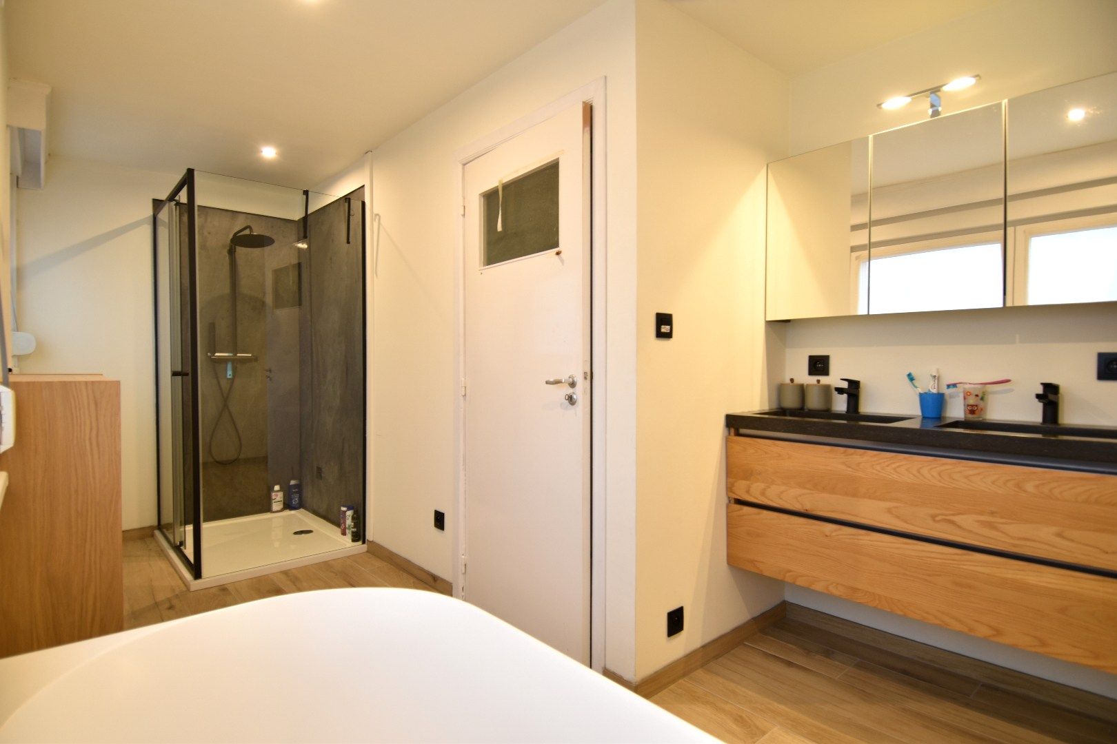 Instapklare woning met 3 slaapkamers, tuin en inpandige garage te koop in Gullegem foto 9