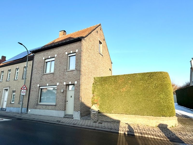 Ruime woning met 3 slaapkamers en dubbele garage foto {{pictureIndex}}