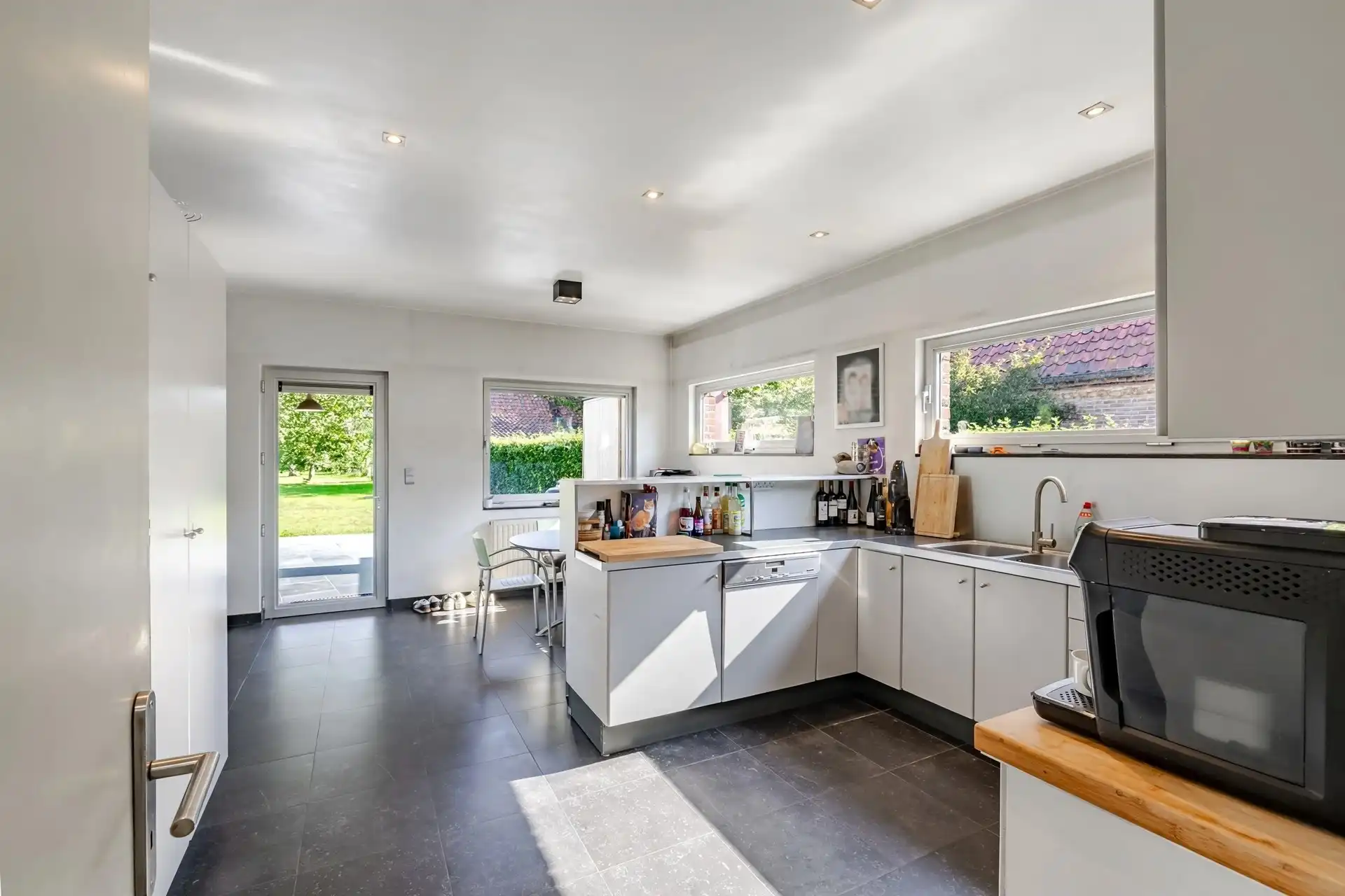 Karaktervolle architectenwoning op een perceel van ruim 25 are met diepe, oostgerichte tuin foto 13