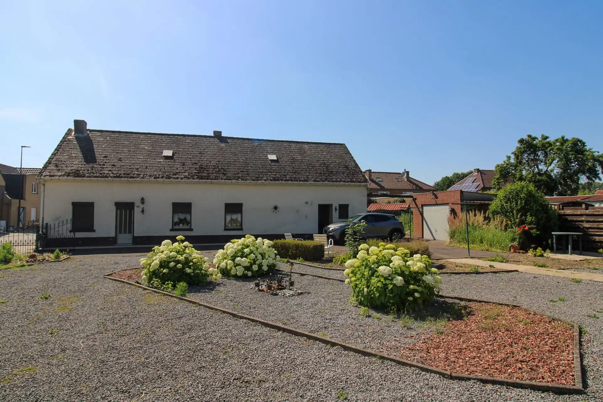 Te renoveren woning of interessante ontwikkelingsgrond in Opgrimbie! foto 2