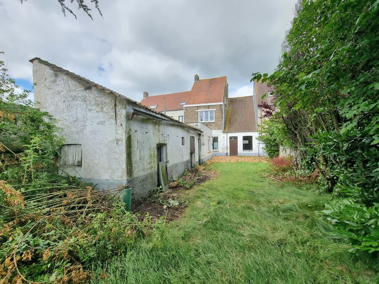 Te renoveren woning voorzien van zeer grote garage op mooi, breed perceel (9 meter)  foto 4